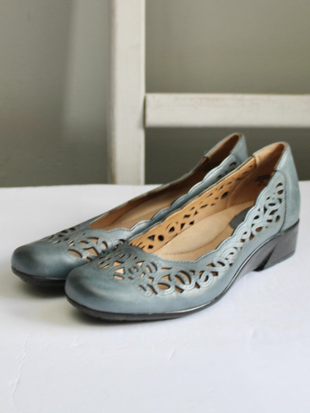 Earth Shoe Leather Bayside Heavy Padded Laser Cut Slip-On Wedges Shoes Blue sz 8 - Picture 2 of 8